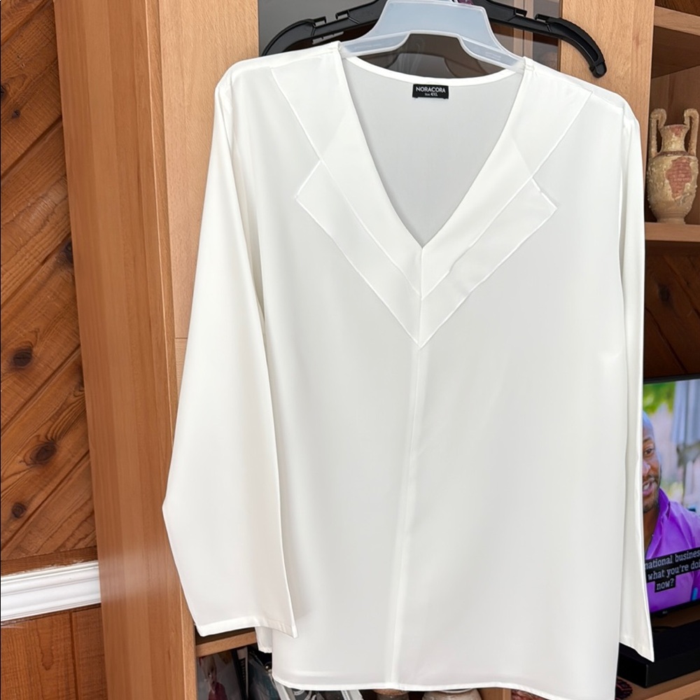 White 3/4 Sleeve V-Neck Blouse with Bib Collar